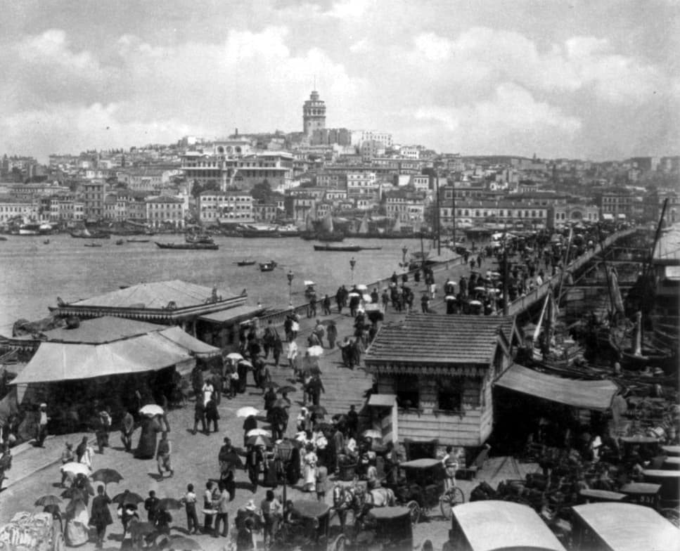 Osmanlı döneminde Galata Köprüsü ve Galata bölgesini gösteren siyah beyaz İstanbul arşiv fotoğrafı