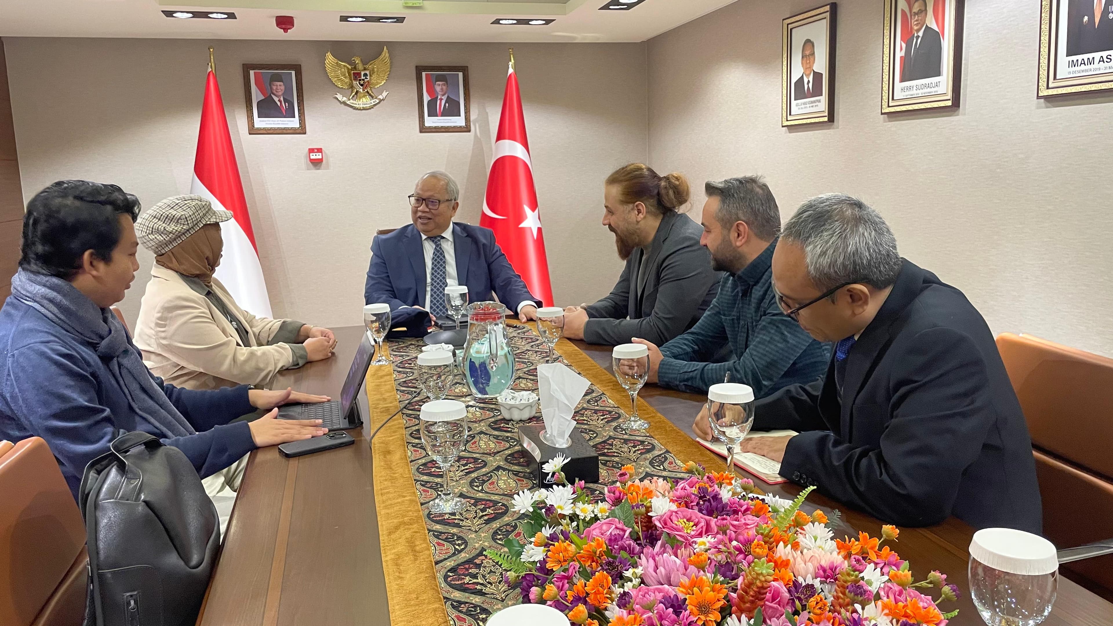 Türkiye ve Endonezya bayraklarıyla donatılmış resmi toplantı masasında yürütülen kurumsal görüşme