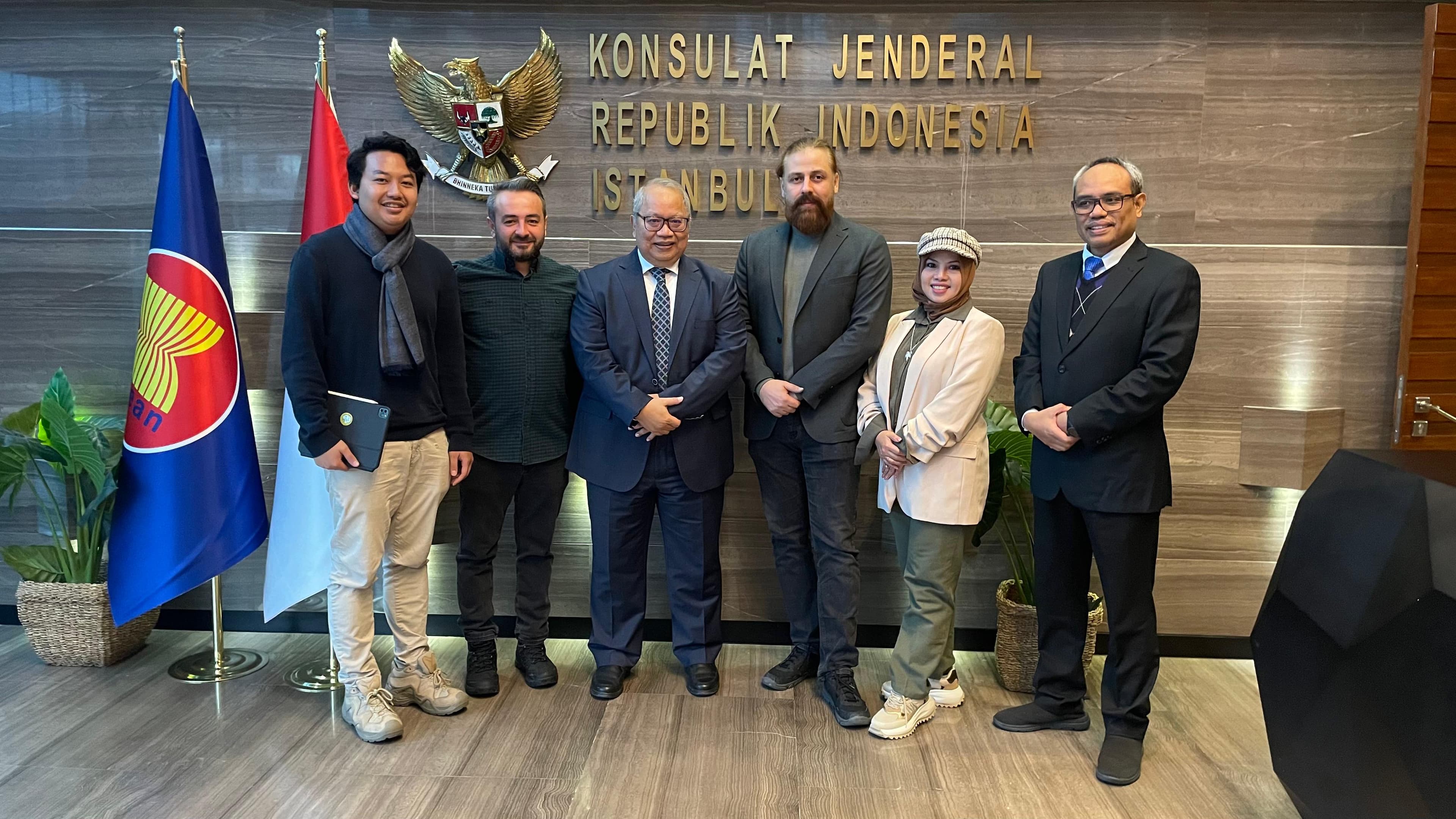 Türkiye ve Endonezya ticaret temsilcilerinin konsolosluk duvarı önünde verdiği kurumsal heyet fotoğrafı