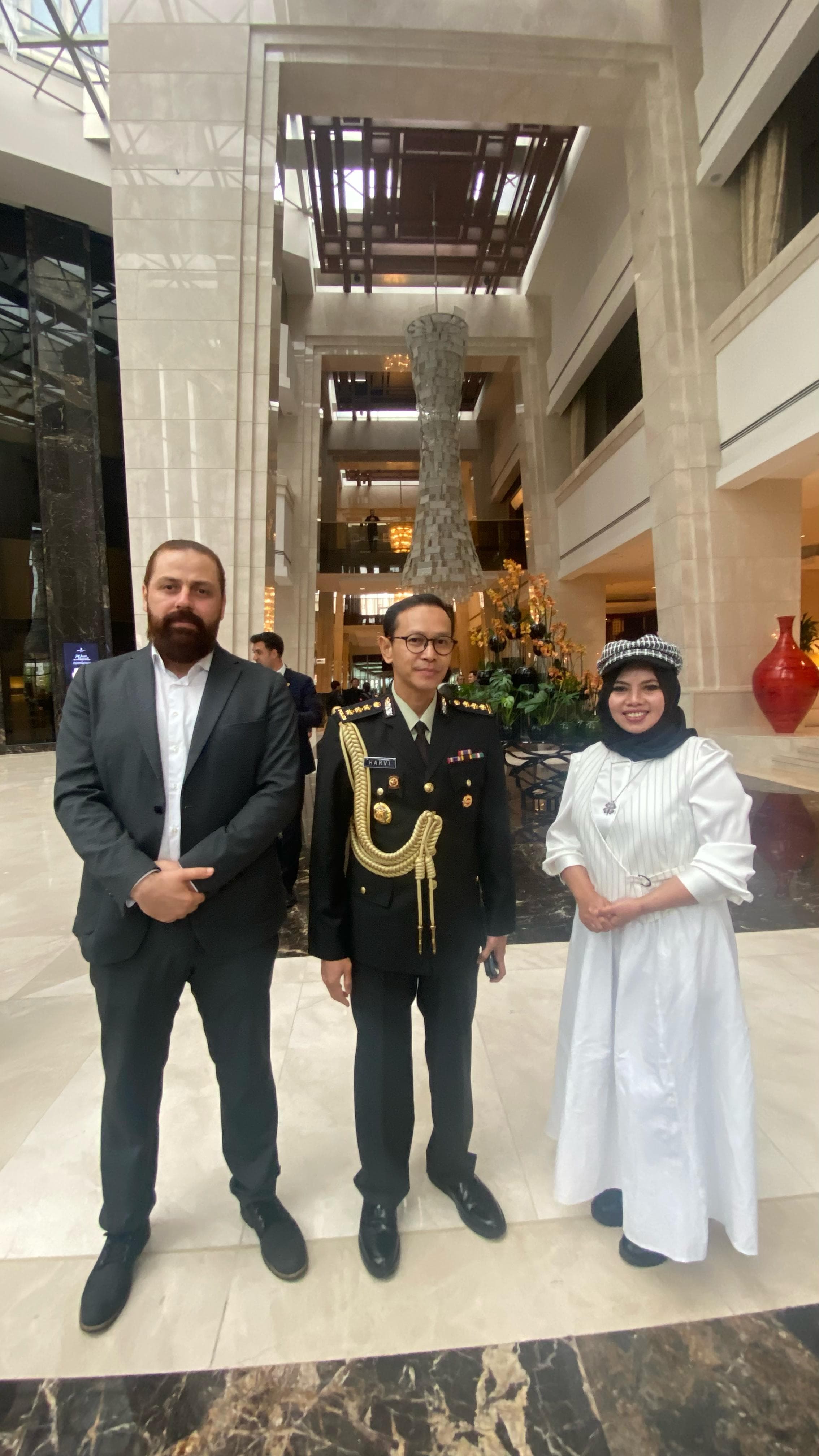 Resmi kabul alanında kurum temsilcilerinin tören ve ziyaret akışı içinde verdiği fotoğraf
