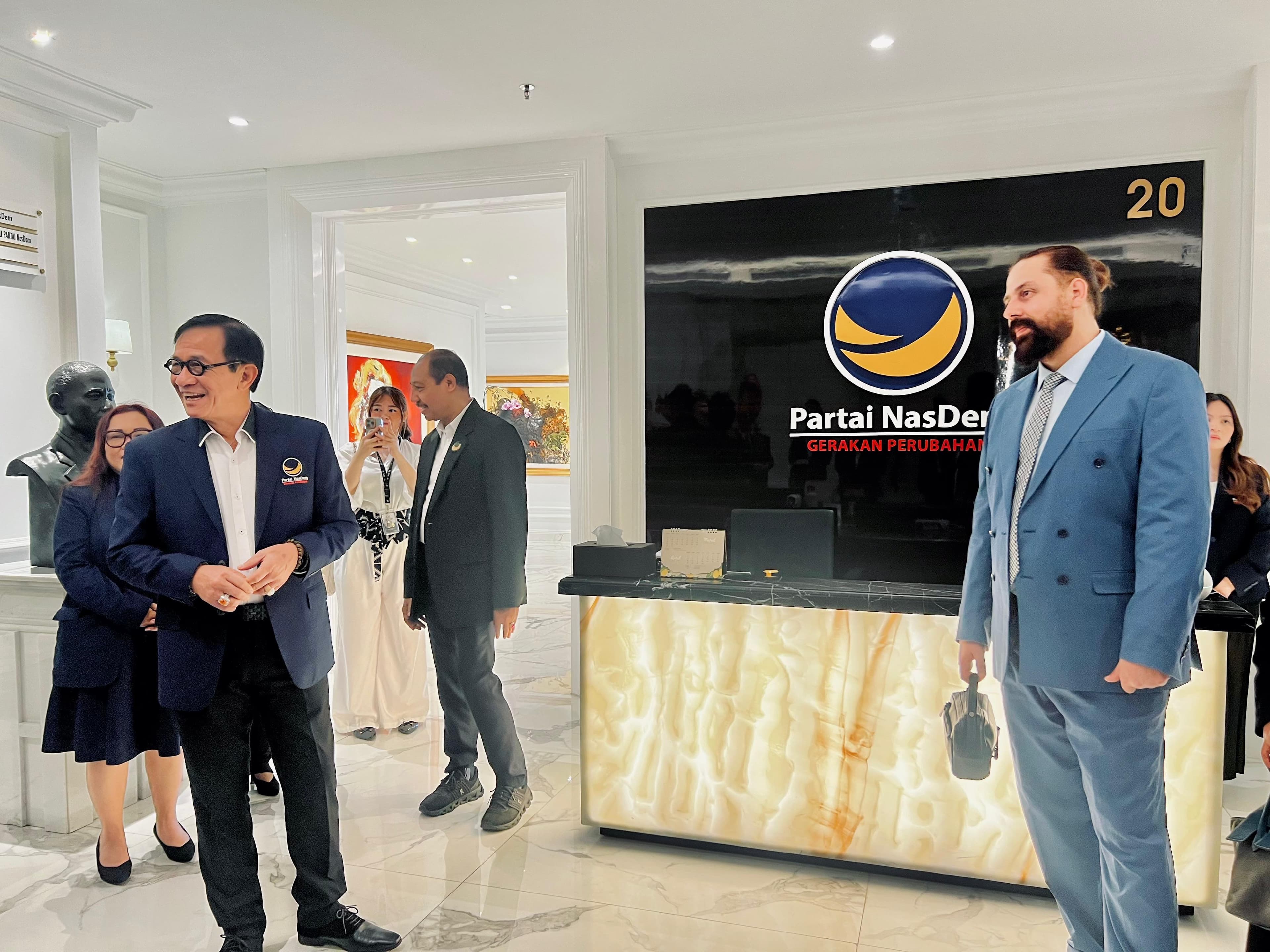 Kurum temsilcilerinin danışma ve kabul alanında yürüttüğü kısa görüşme