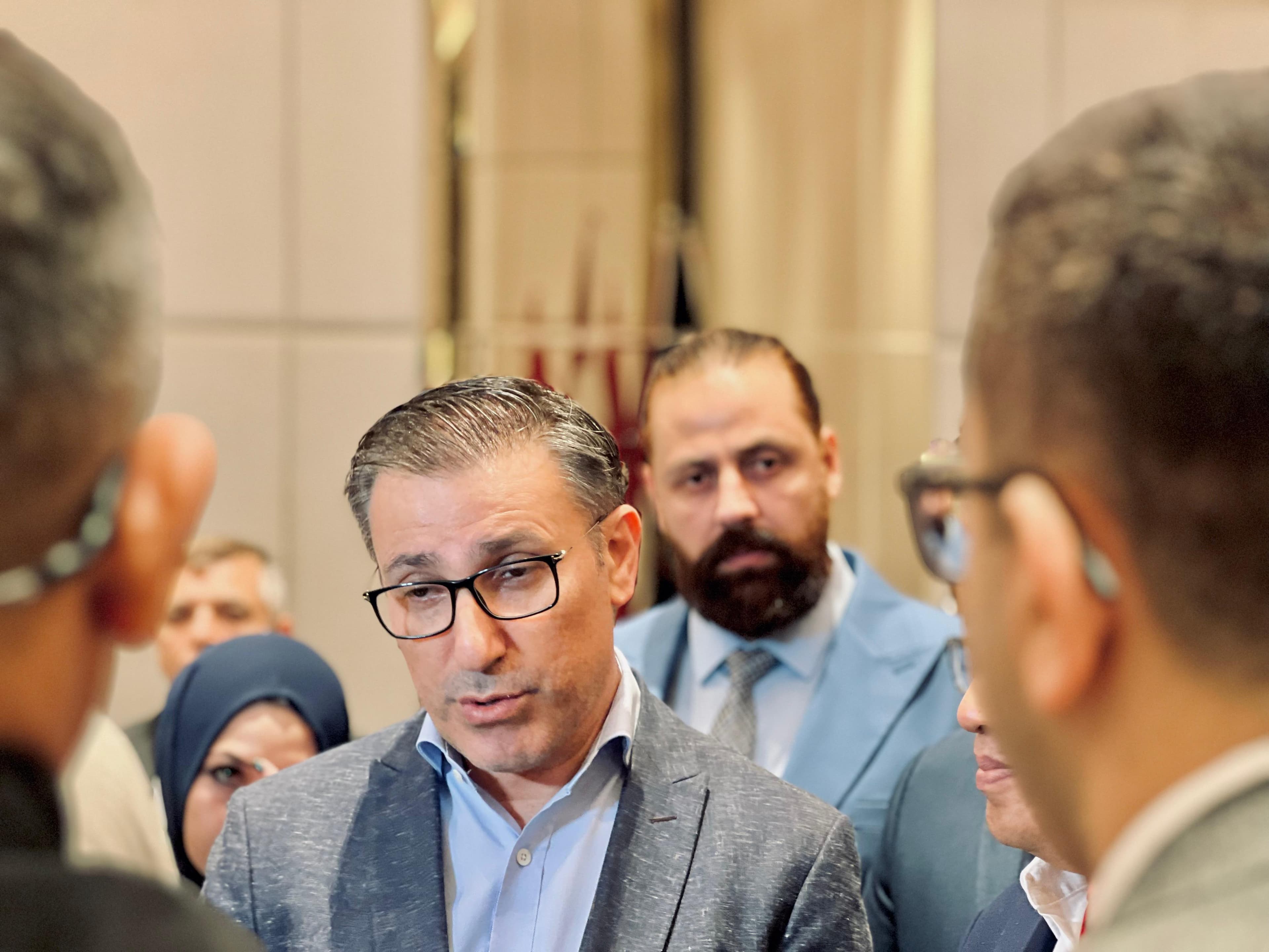 Yakın plan toplantı karesinde temsilcilerin stratejik görüşme yürüttüğü an
