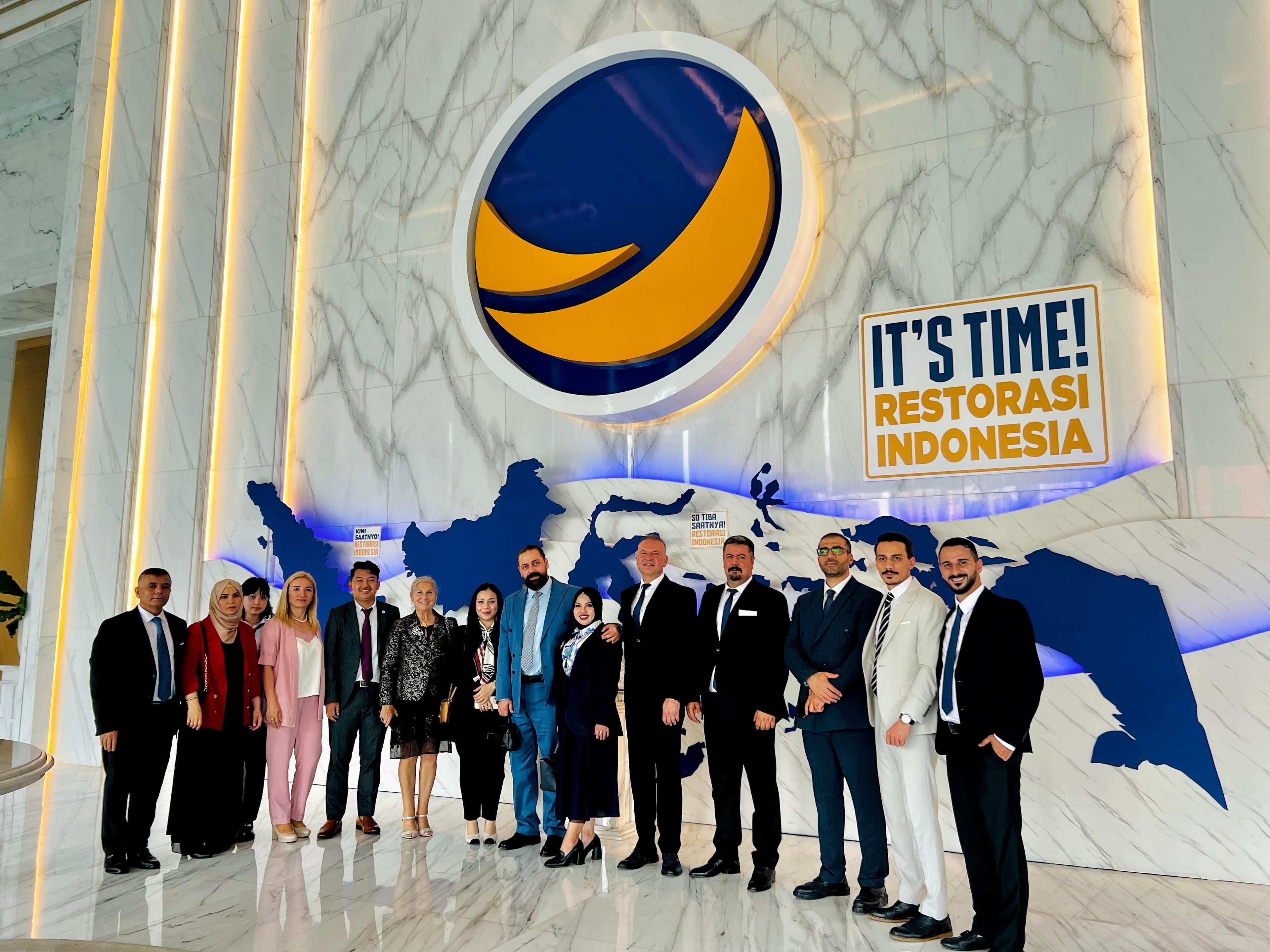 Geniş heyetin Endonezya temalı program alanında verdiği kurumsal grup fotoğrafı