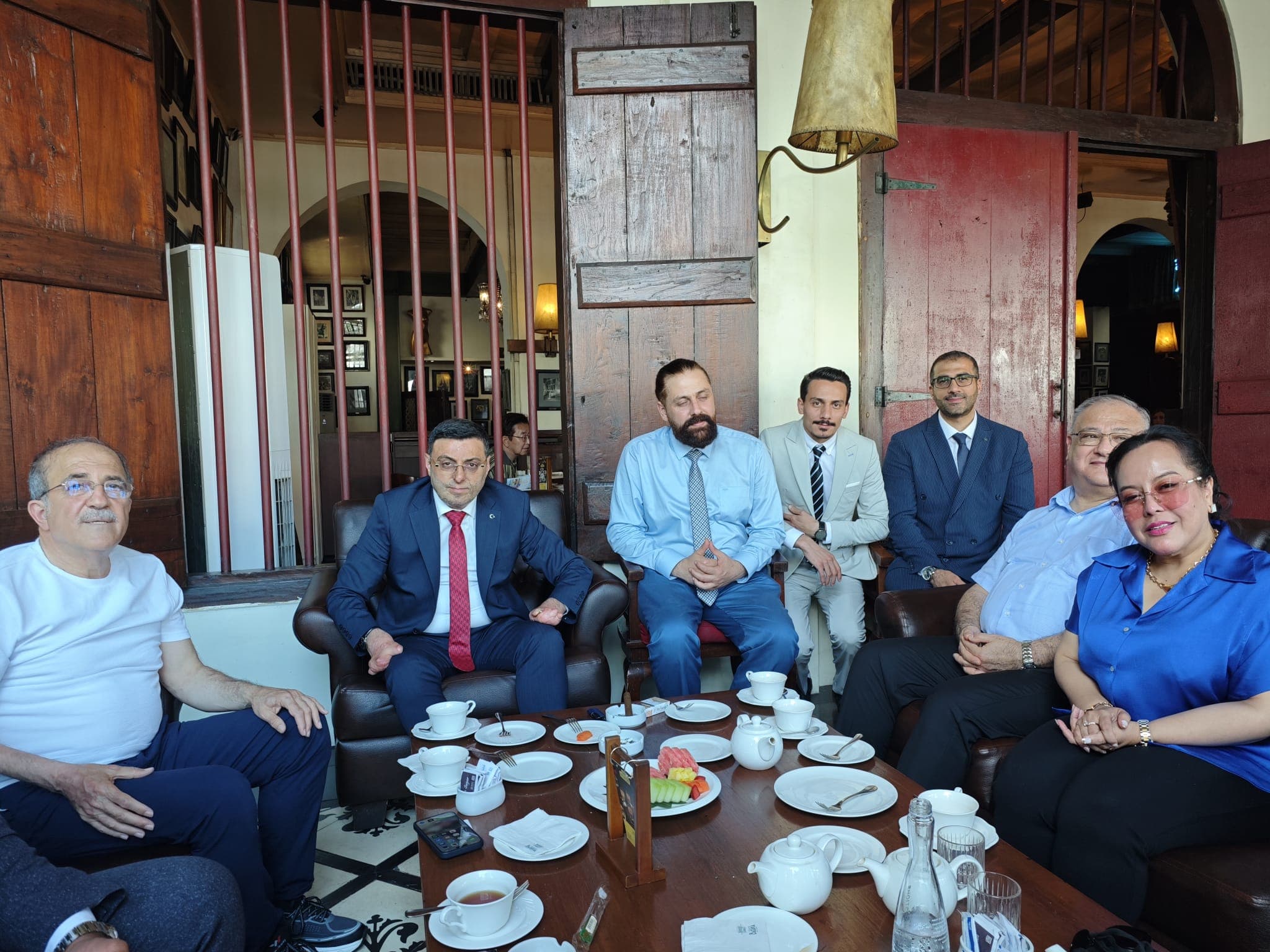 Masa etrafında kurum temsilcilerinin saha ve tedarik görüşmesi yaptığı samimi toplantı anı