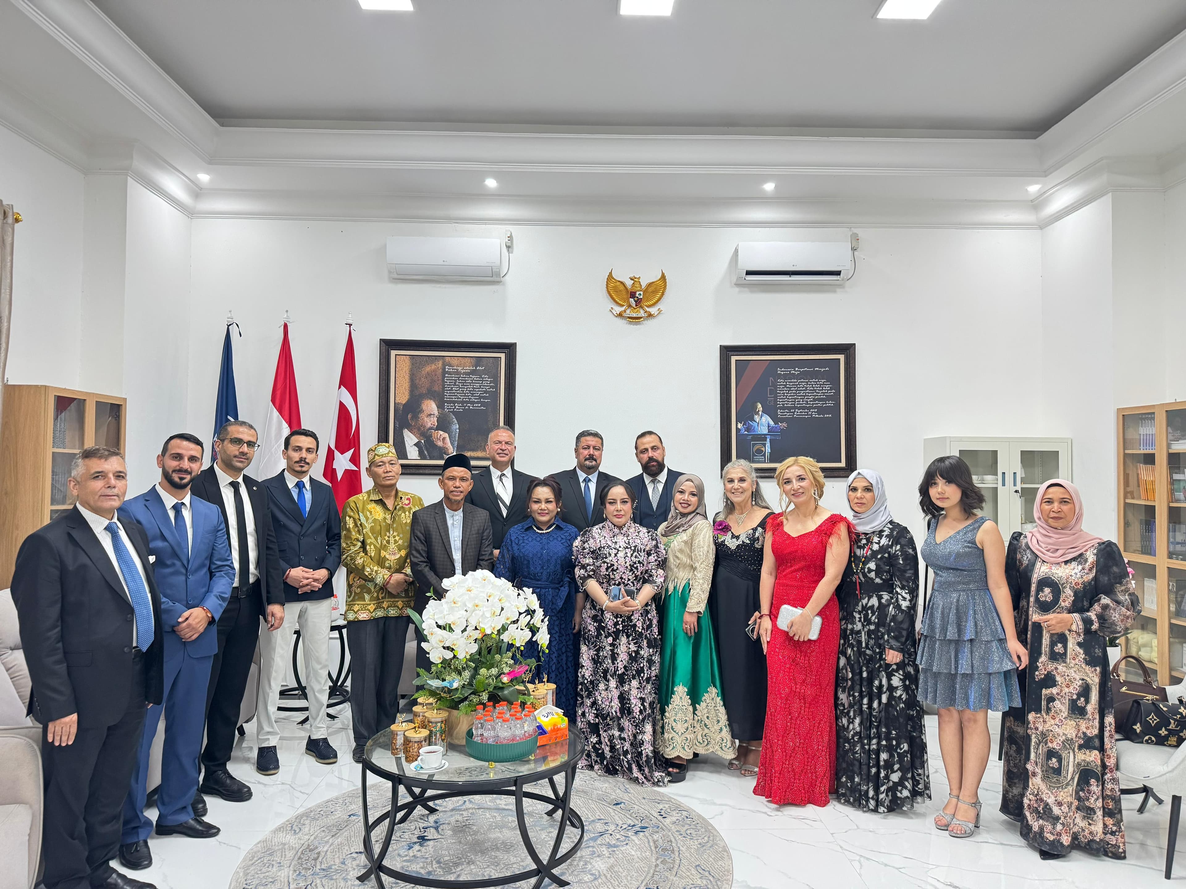 Resmi ofis ortamında geniş katılımlı heyetin kurumsal kabul sonrası verdiği fotoğraf