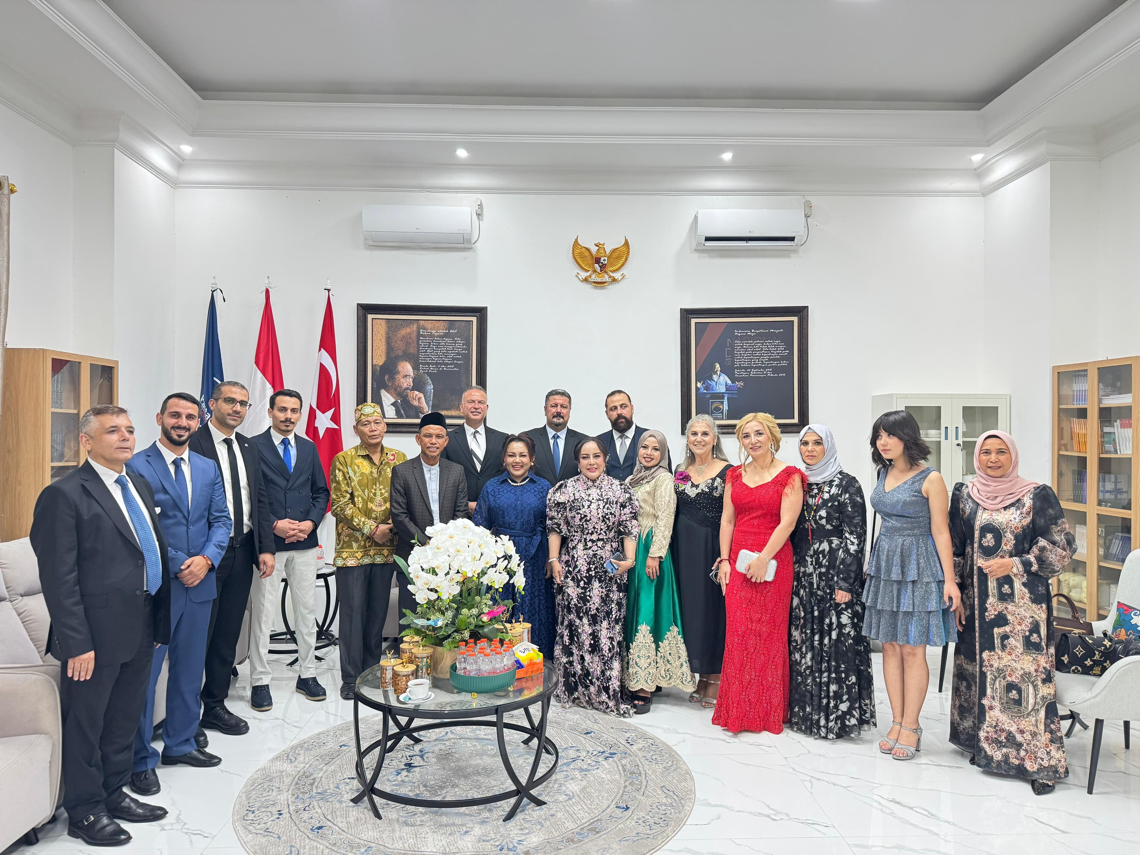 Kurum temsilcilerinin resmi kabul alanında toplantı sonrası verdiği grup fotoğrafı