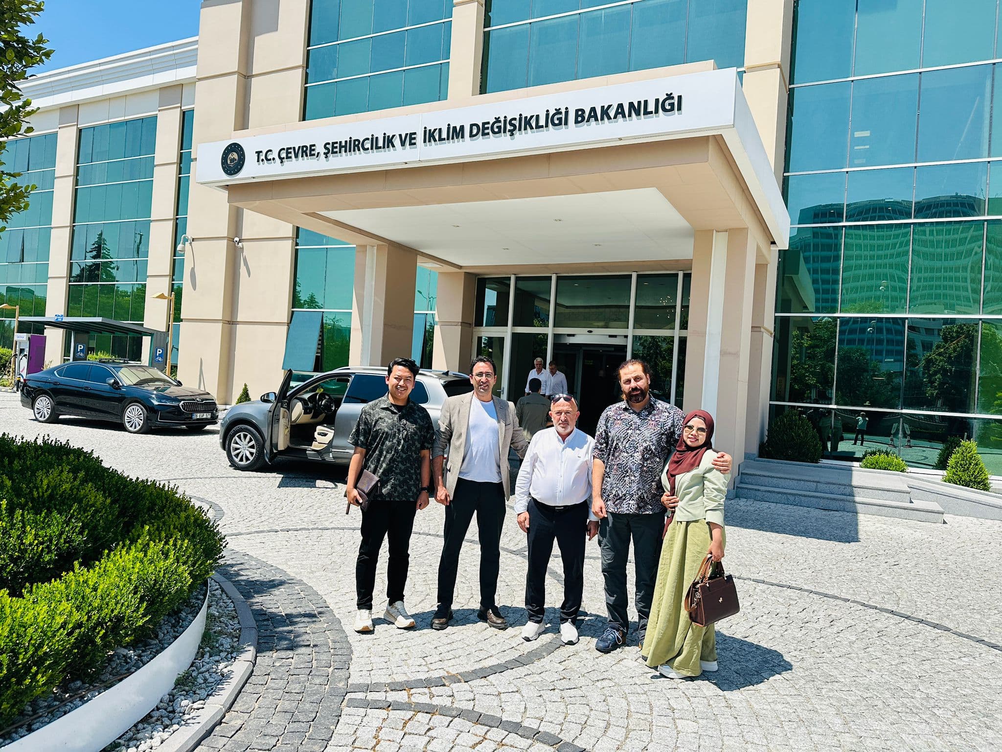 Bakanlık binası önünde kurum temsilcilerinin saha ziyareti sonrası verdiği fotoğraf