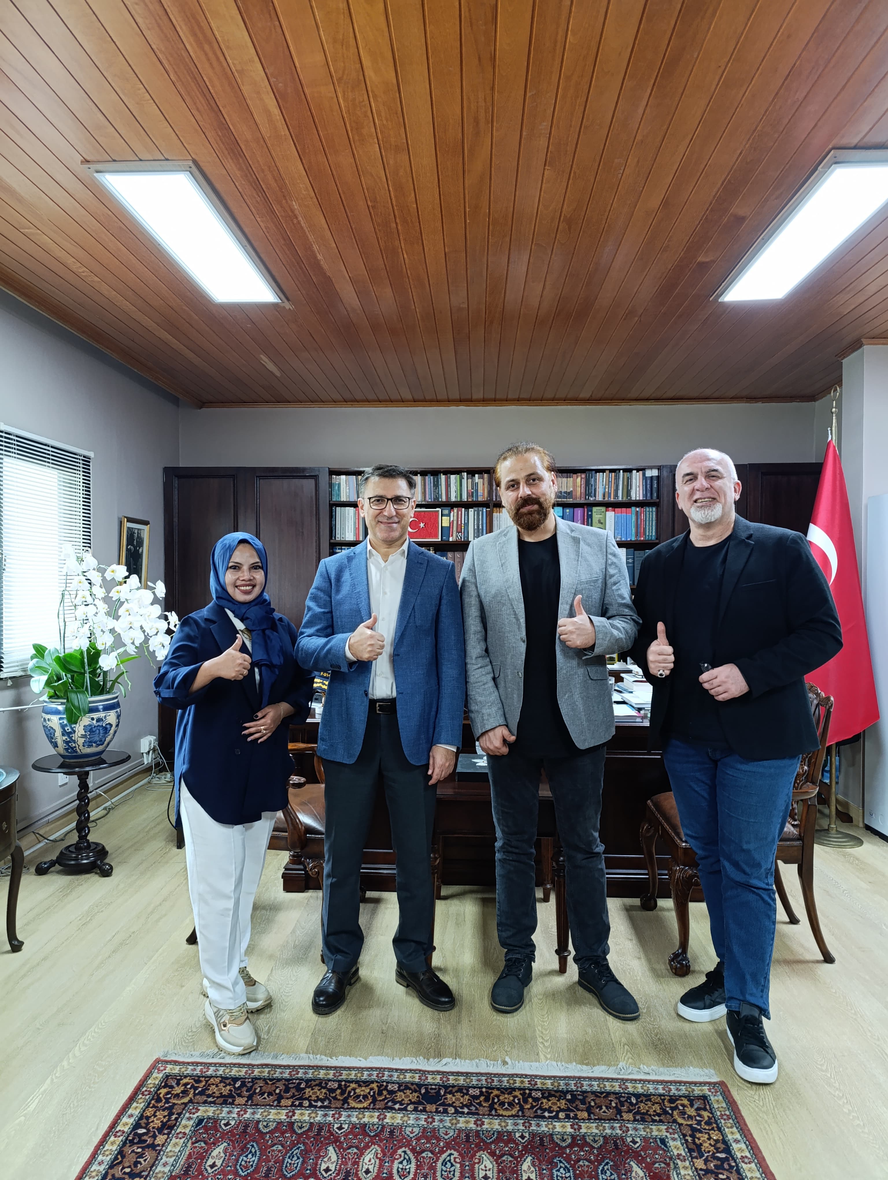 Ofis ortamında kurum temsilcilerinin heyet ziyareti sonrası verdiği dikey grup fotoğrafı