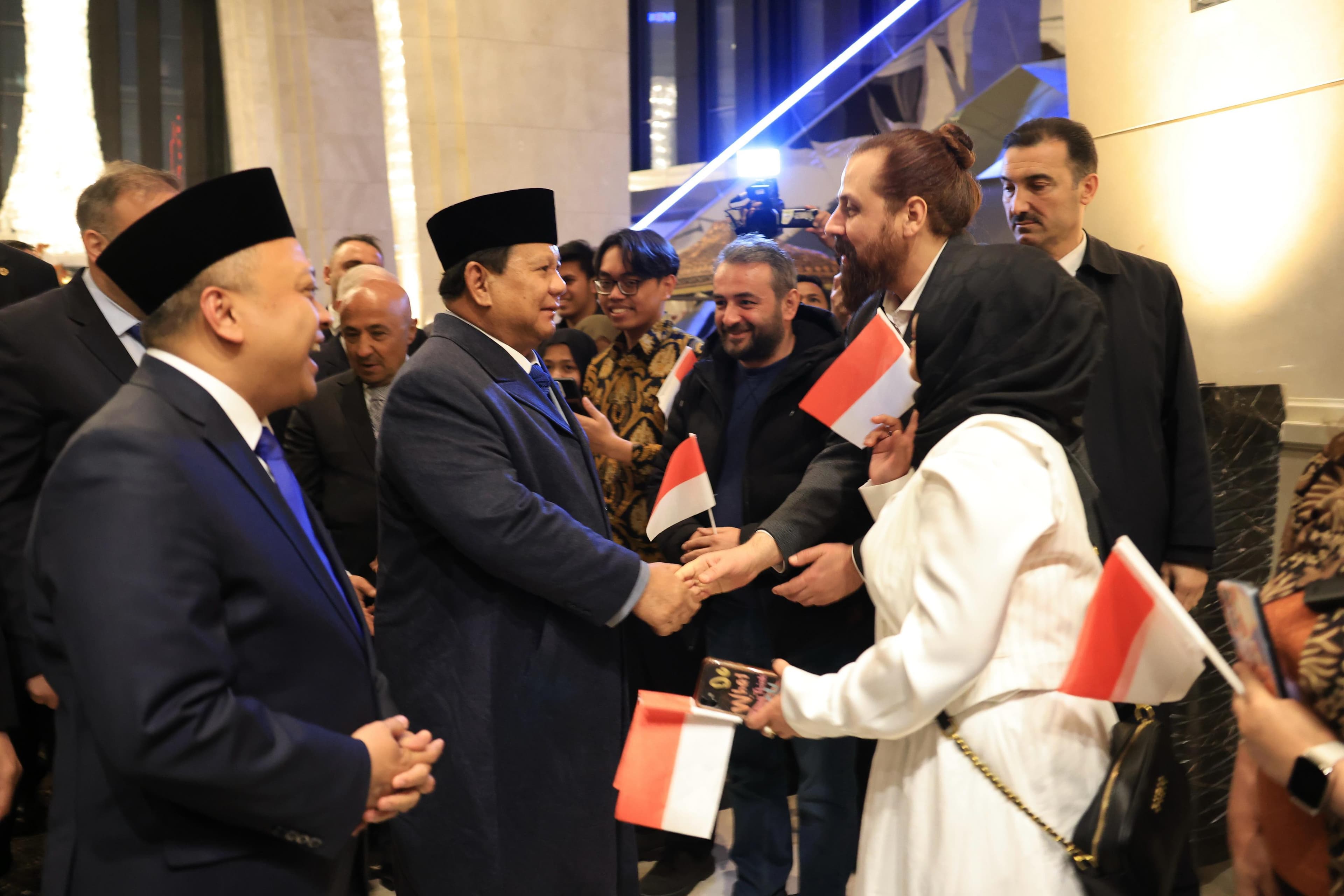 Türk ve Endonezya temsilcilerinin Endonezya Cumhurbaşkanı ile resmi karşılama sırasında görüştüğü an
